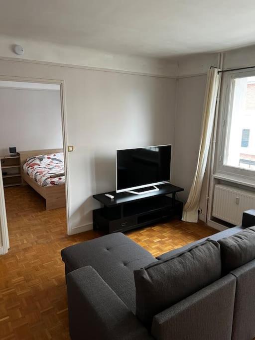 Robs In Center Apartment *
